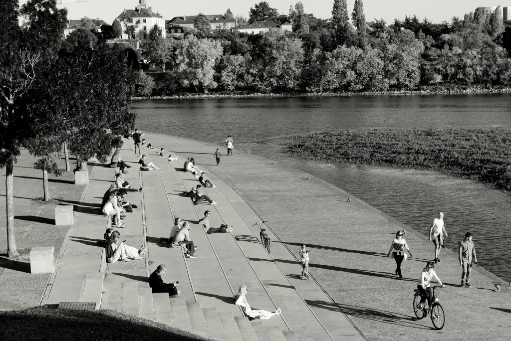 foule assise au soleil quai tabarly sur la maine angers