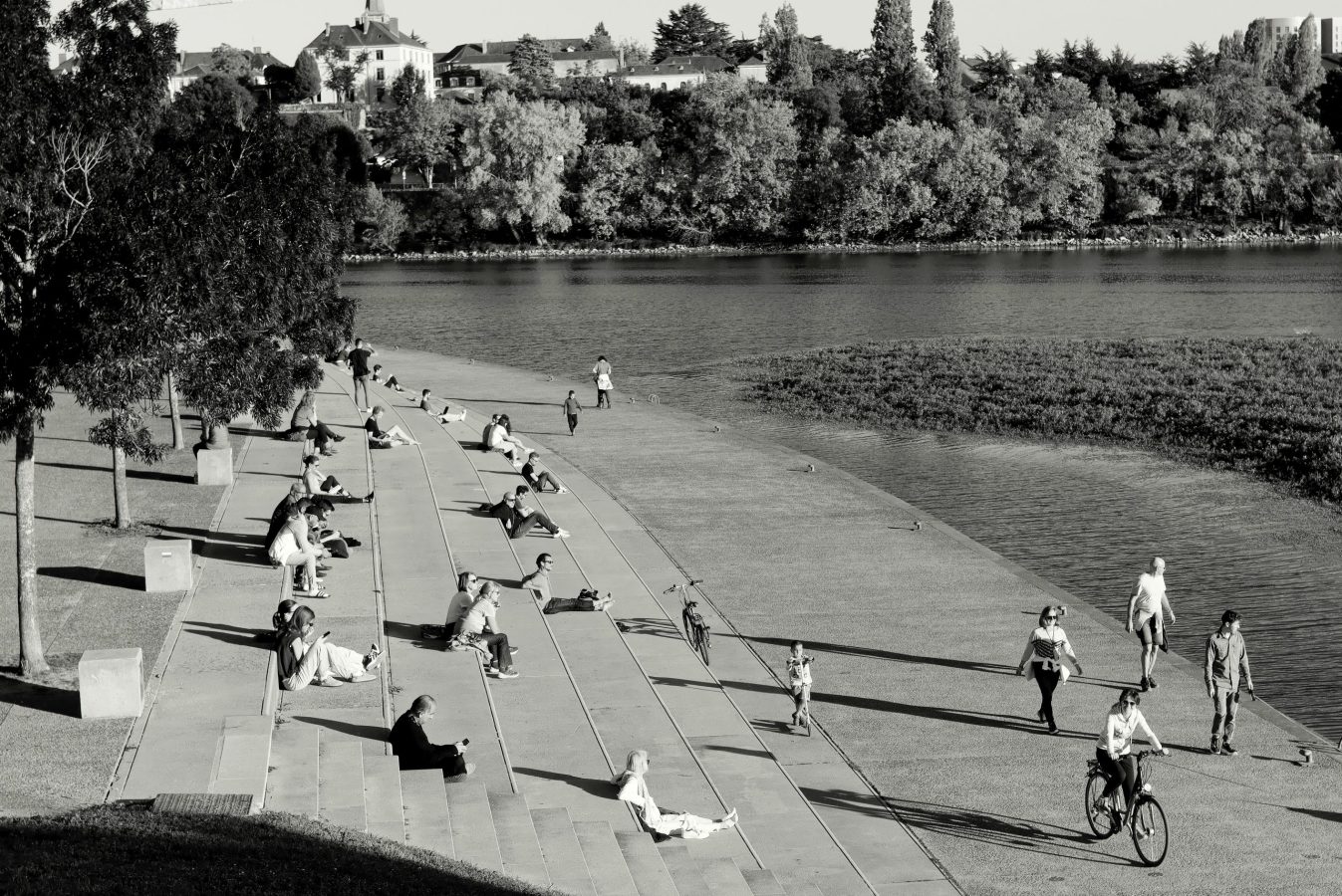 foule assise au soleil quai tabarly sur la maine angers