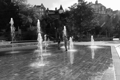 Angers des adolescents jouent au milieu des 9 jets de la fontaine en bas de la montée Saint-Maurice