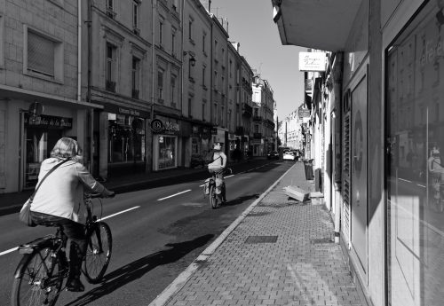 Angers un couple à vélo se suit dans une rue de la Doutre