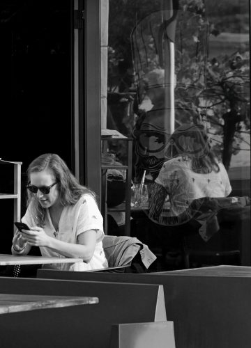 Angers bar restaurant Avvina femme et son reflet en terrasse