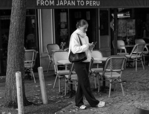Angers jeune femme avec son smartphone devant le restaurant Côté Sushi