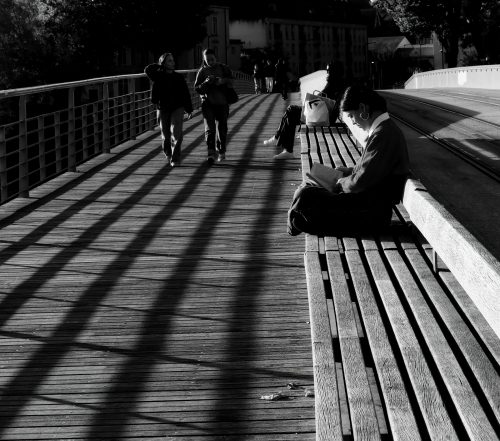 Angers jeune femme lisant sur le pont des Arts et Métiers