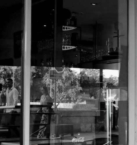 Angers reflets et passants sur les vitres du bar le Picpus