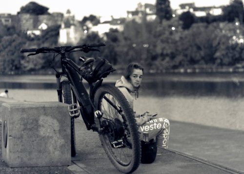 Angers jeune homme et son vélo quai Tabarly