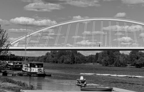 Angers péniches sous le pont des Confluences traversant la Maine
