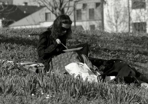 Angers jeune femme pique nique dans l'herbe parc Balzac et son amie dort