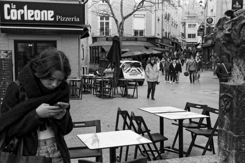 Angers rue du Cornet passants et jeune femme sur son smartphone