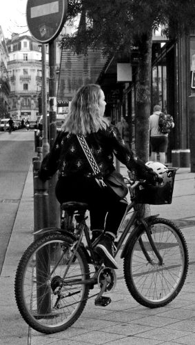 Angers scène urbaine jeune femme sur son vélo