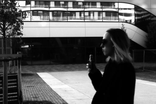 Angers scène urbaine une passante devant la patinoire