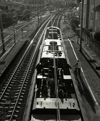 Angers cycliste prenant le train en gare de Maitre école