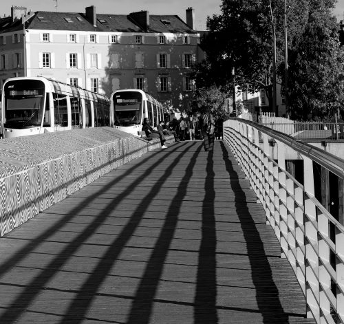 Angers trams et lignes d'ombres en parallèles pont des Arts et Métiers