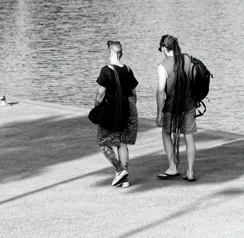 Angers un couple marche le long de la Maine quai Tabarly