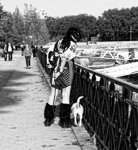 Angers une gadzart et son chien quai des Carmes